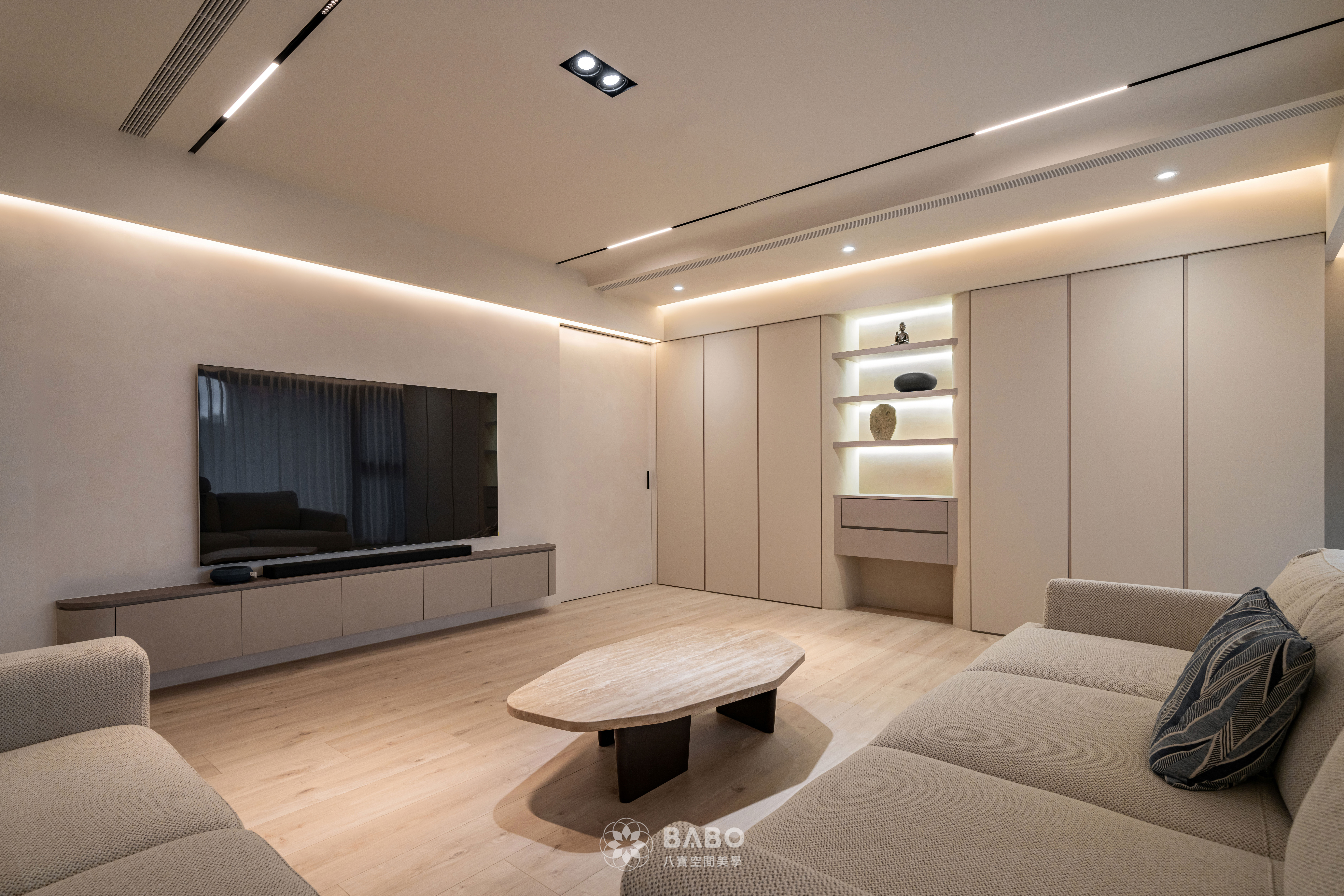 ▲電視牆面特選與涼廊同名特殊塗料:LOGGIA，令其突出於環境之奶油色調，強化空間的主次層級。