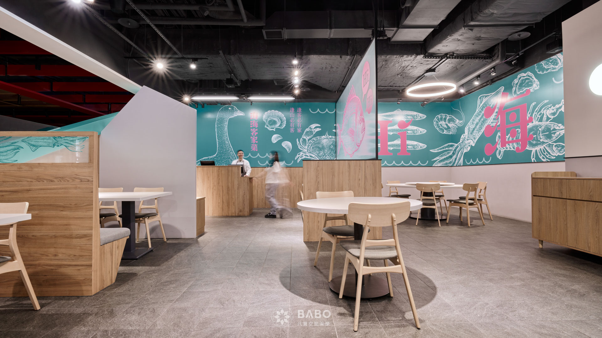 ▲店內座位搭配圓桌、卡座、長桌等樣是,應變不同的客群到此聚餐,不論是10-12人的聚餐、 3-4人的小家庭用餐,還是想享受二人世界的情侶夫妻,都可以有適合的用餐空間。