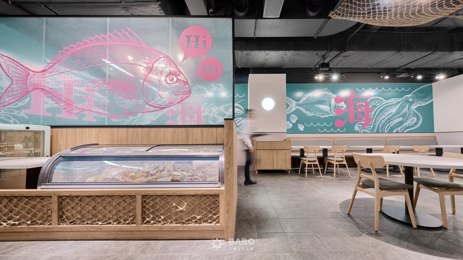 ▲延續柚子花花青埔店的設計經驗，『海海客家菜』在規劃初期便優先考量冰櫃與出入口的動線配置。不同於多數餐廳將冰櫃隱藏於角落，我們反其道而行，將冰櫃設置於醒目位置，方便顧客挑選想帶回家的料理包美食，同時冰櫃亦兼具屏風功能，為空間增添一抹趣味與層次感。