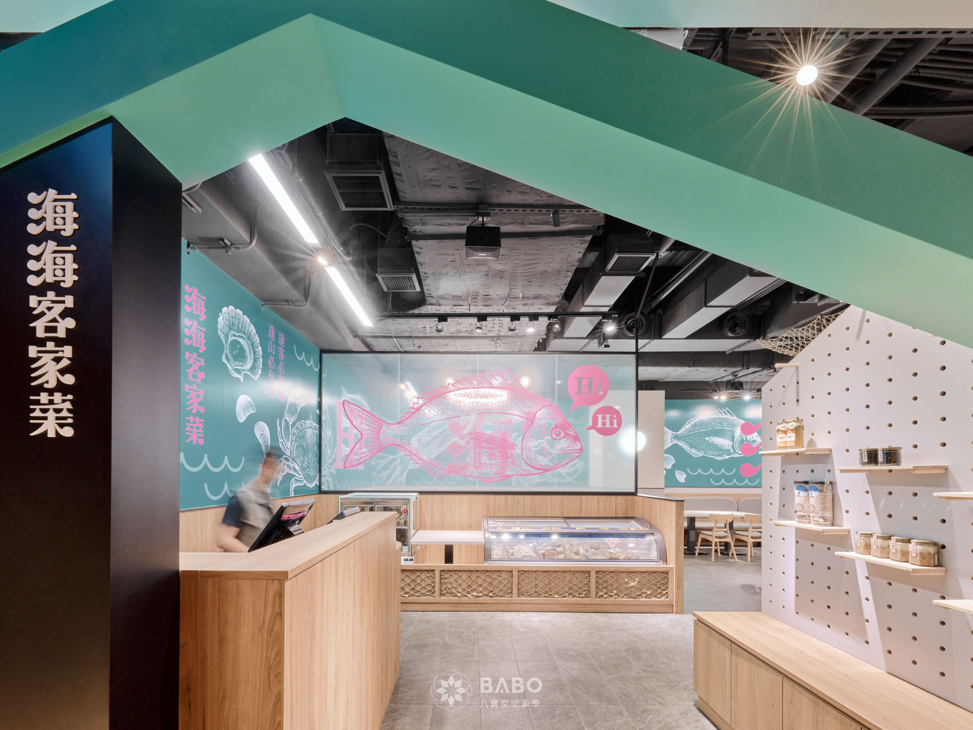 ▲洞洞板牆作為商品展示區，搭配冰櫃冷藏料理包與結帳櫃臺，三者之間形成流暢的黃金三角動線，讓顧客在動線中自然瀏覽、選購並結帳，提升整體購物體驗。