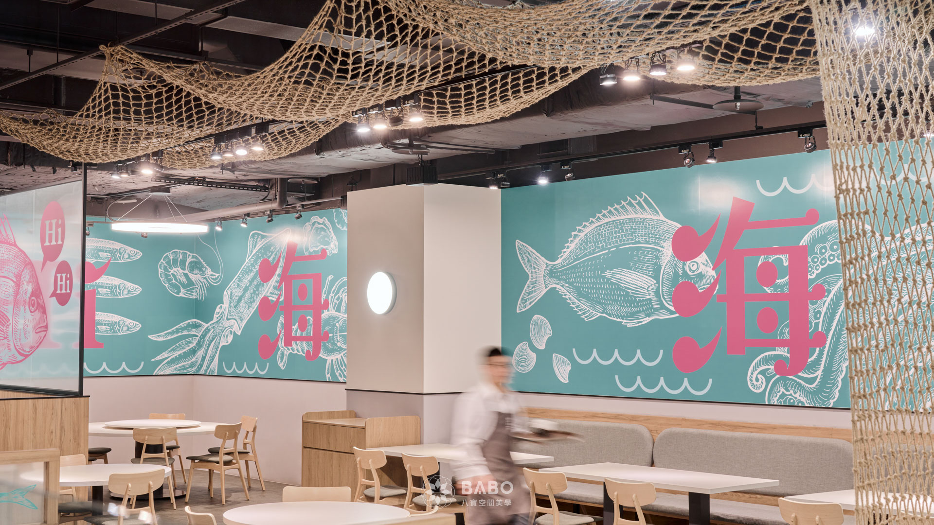 ▲有別於其他柚子花花門市的設計風格，『海海客家菜』以海鮮料理為核心出發，空間色彩則取自海洋意象，選用藍綠色調作為主軸，營造出清新而富有層次的用餐氛圍。